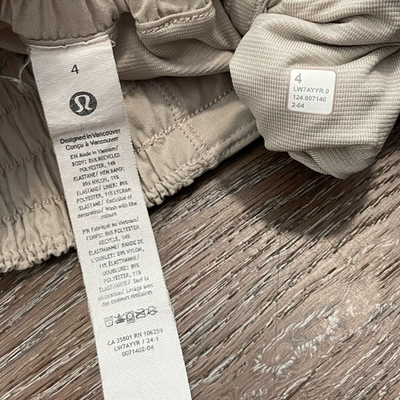 GUC Lululemon Hotty Hot High-Rise Lined Short 2.5" - Mojave Tan. Size 4 - Picture 2 of 5